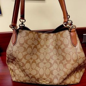 Selling used Coach purse. This is a very durable purse.